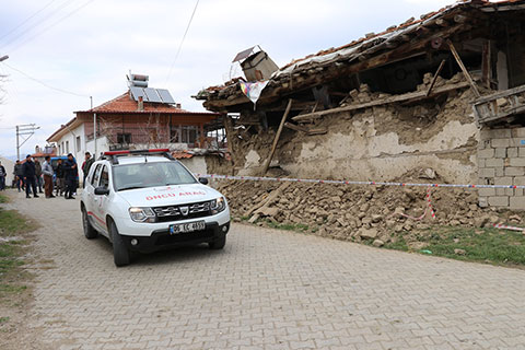 Acıpayam’da 5.0 büyüklüğündeki deprem yıkım yarattı