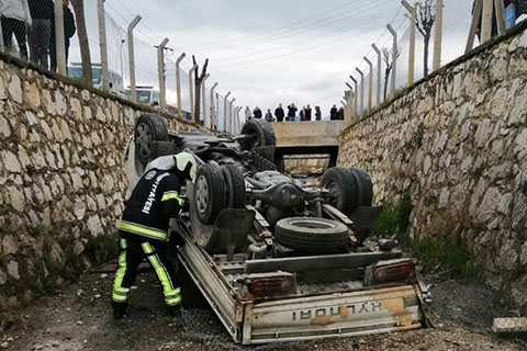 Kamyonet su kanalına düştü