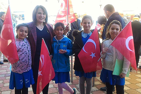 Bekilli Adayı Türkan Keyik lokma döktürdü, bayrak dağıttı