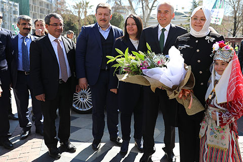 Bakan Selçuk’tan Büyükşehir’in sosyal hizmetlerine büyük övgü