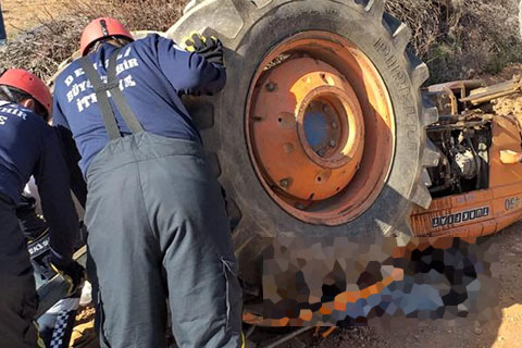 Direksiyon hakimiyetini kaybetti, traktörün altında kaldı
