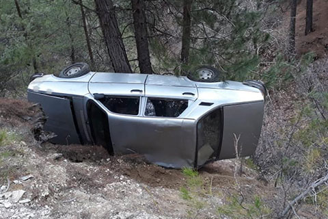 Çameli’de otomobil uçuruma yuvarlandı