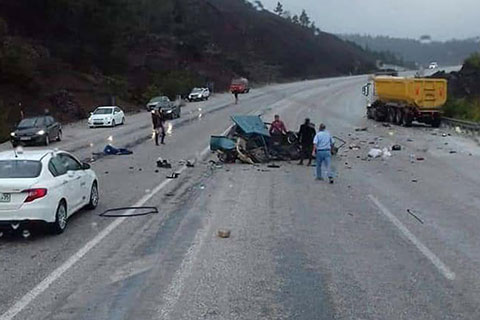 Cankurtaran’da kamyona çarpan otomobil parçalandı, sürücü ağır yaralandı