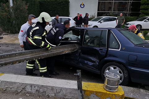 Otomobil bariyerlere ok gibi saplandı