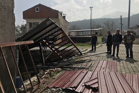 İnşaatta çatı çöktü, 2 işçi altında kaldı
