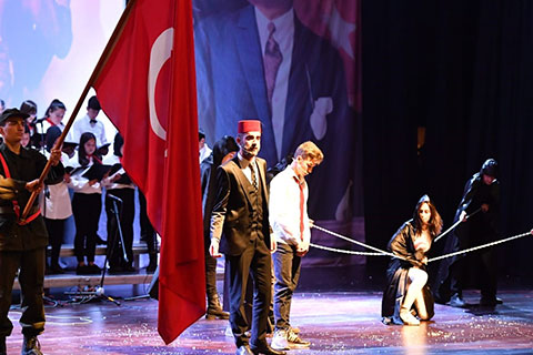 Öğrencilerin sergilediği oyun beğeni topladı