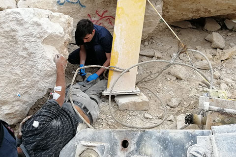 İşçi dev kayaların altında kaldı