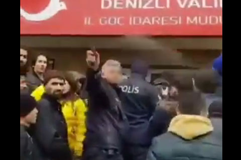 Göç idaresi önünde mülteciye biber gazı sıkan polis açığa alındı