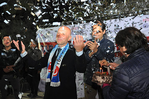 Sarayköy Adayı Özbaş’a sürpriz doğum günü kutlaması