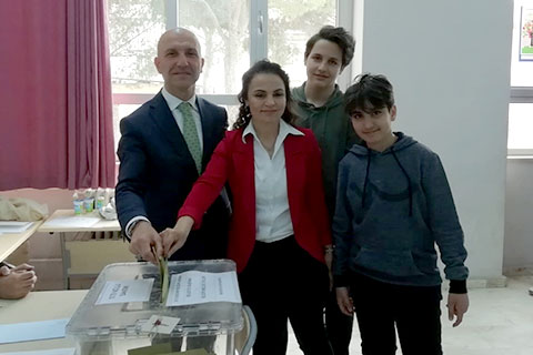 Başkan Özbaş, ailesiyle oy kullandı