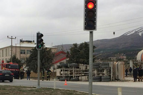 Serinhisar’da kum yüklü kamyon yan yattı