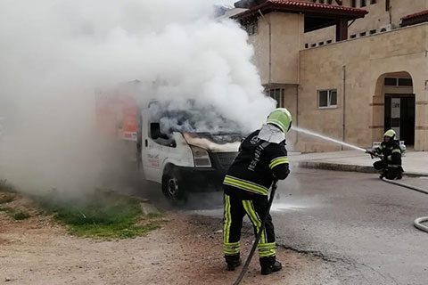 Tüp taşıyan kamyonet alev aldı, faciaya ramak kaldı