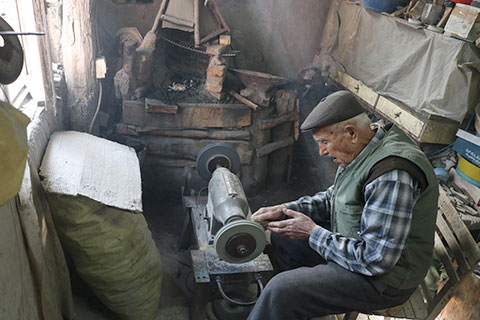 Bıçakçı Ali usta 77 yıldır çelik dövüyor