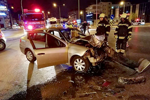 Zeytinköy’de kaza: İki kişi otomobilde sıkıştı