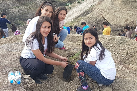 Zümrütevler Ortaokulu öğrencileri Karakurt’ta fidan dikti
