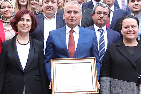 Büyükşehir için tekrar seçilen Osman Zolan mazbatasını aldı