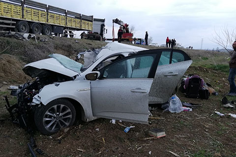 Acıpayam’da TIR ile otomobil çarpıştı: 2 yaralı