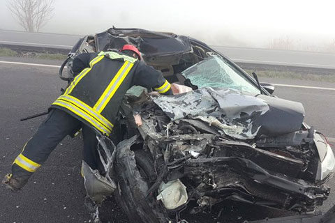 Acıpayam’da meydana gelen kazada otomobil hurdaya döndü