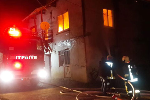 Acıpayam’da iki katlı ev kül oldu