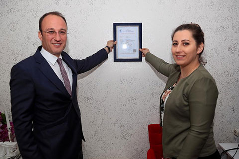 Örki bekleyen ruhsatları imzaladı, kendisi teslim etti