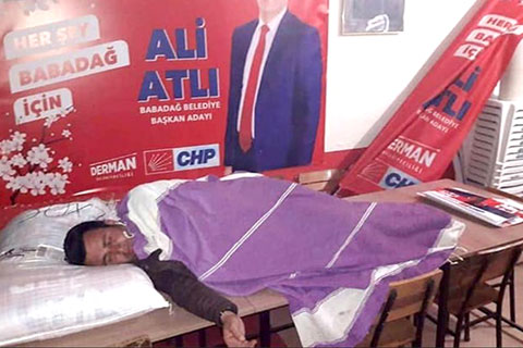İlçe Başkanı masadan yatak, örtüsünden yorgan yaptı