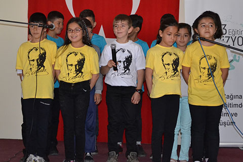 Öğrencilerinden oluşan koro Büyüledi