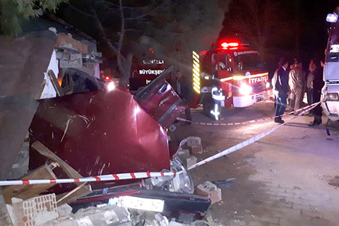 Süt kamyonu önce otomobile sonra kahvehane duvarına çarptı: 3 yaralı
