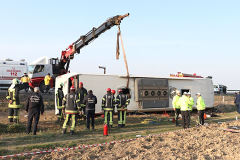 Yolcu otobüsü devrildi, 2 ölü 35 yaralı