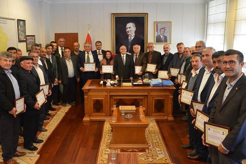 Veda eden muhtarlara teşekkürlü uğurlama