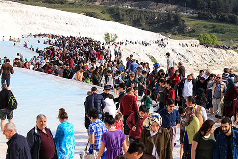 3 saatliğine ücretsiz açılan Pamukkale’ye ziyaretçi akını
