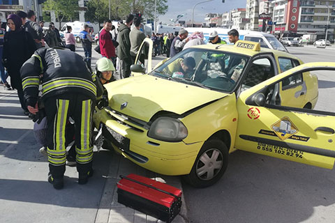 PAÜ önünde kaza: 4 yaralı