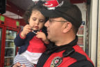 Yunus polisi ağlayan çocuğu şekerle sevindirdi