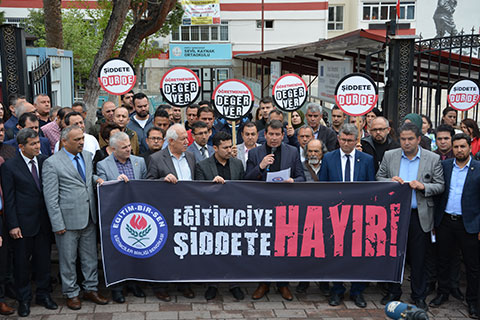 Sevil Kaynak Ortaokulu’nda öğretmene şiddet!