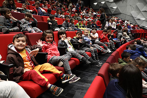 Çocuklar tiyatro şenliğini çok sevdi