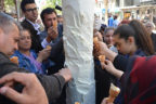 120 kilogramlık dondurmayı vinçle asarak dağıttı