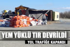 Yem çuvalları yolu trafiğe kapattı