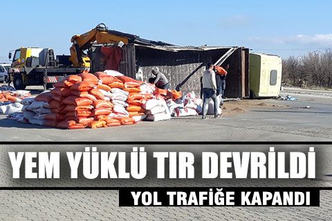 Yem çuvalları yolu trafiğe kapattı