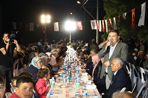 Devecioğlu mahalle iftarlarına katılıyor, projelerini anlatıyor