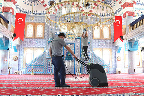 Camiler Ramazan Bayramı’na hazırlanıyor