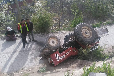 Acıpayam’da çiftçi, devrilen traktörün altında kaldı