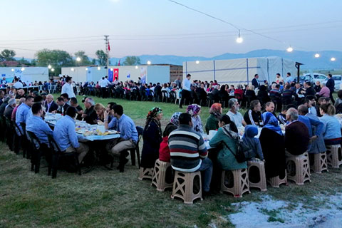 İş Dünyası depremzedelerle iftar sofrasında buluştu