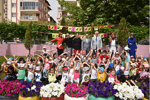 Minikler okul dışarıda gününde gönüllerince eğlendi