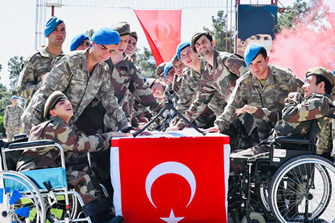 Fiziksel engelliler asker kıyafeti giyip yemin ettiler