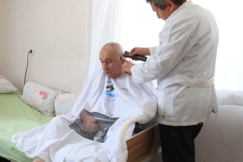 3 yılda 5 bin 300 kişiye evinde berber hizmeti