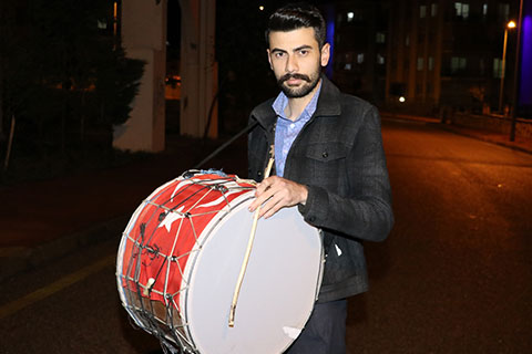 Genç muhtar sözünü tuttu, davulu boynuna astı