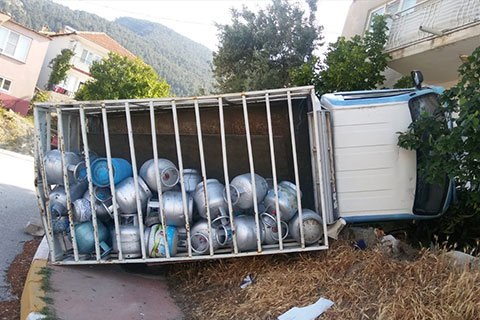 El freni çekilmeyen kamyon eve çarptı, faciaya ramak kaldı