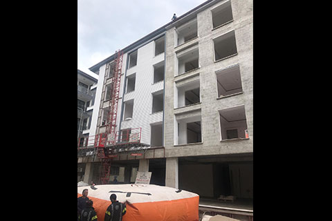 Çatıya çıkan genç, intihar girişiminde bulundu, ikna edildi