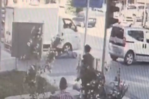 İki aracın arasında kalan yaya yaralandı