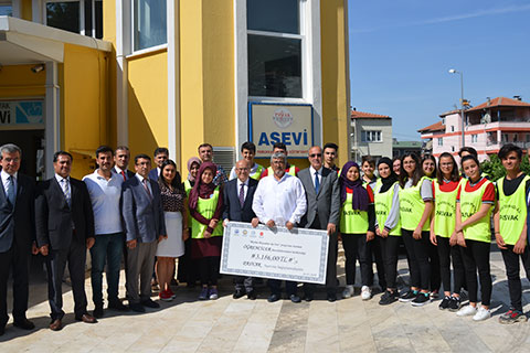Gençler harçlıklarını aşevine bağışladı
