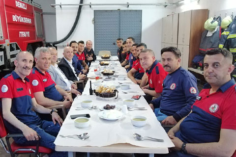 Özbaş, itfaiye erleriyle iftar yaptı